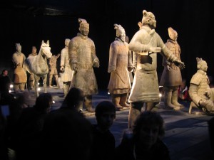 Veertien grote beelden met Marion en Janwillem op de voorgrond